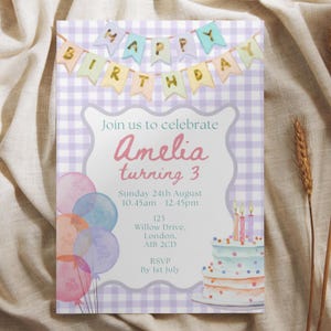 Convite de aniversário com estampa xadrez roxa | Convite editável para festa de menina | Bolo vintage com balões em tons pastéis tradicionais | Modelo Canva para download instantâneo