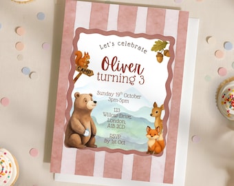 Peut inclure: Une invitation d'anniversaire sur le thème de la forêt. L'invitation présente un ours brun, un cerf, un renard et un écureuil. Le texte dit "Let's celebrate Oliver turning 3" avec les détails de l'événement. Le fond a des rayures roses.