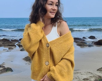 Cárdigan de mohair mostaza esponjoso, suéter de mujer acogedor tejido a mano, prenda de punto otoñal suave y cálida, ambiente otoñal