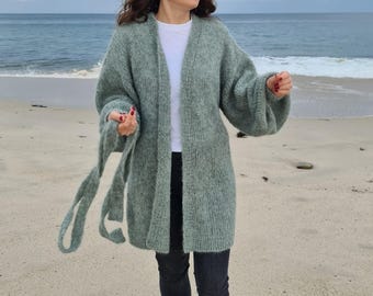 Handgebreid vest van alpacamohair: oversized trui met riem
