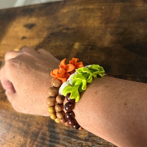 Divers bracelets iliahi (bois de santal), pikake, pakalana et puakenikeni - dites-moi quelles fleurs vous voulez et je les personnaliserai pour vous