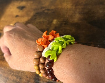 Divers bracelets iliahi (bois de santal), pikake, pakalana et puakenikeni - dites-moi quelles fleurs vous voulez et je les personnaliserai pour vous