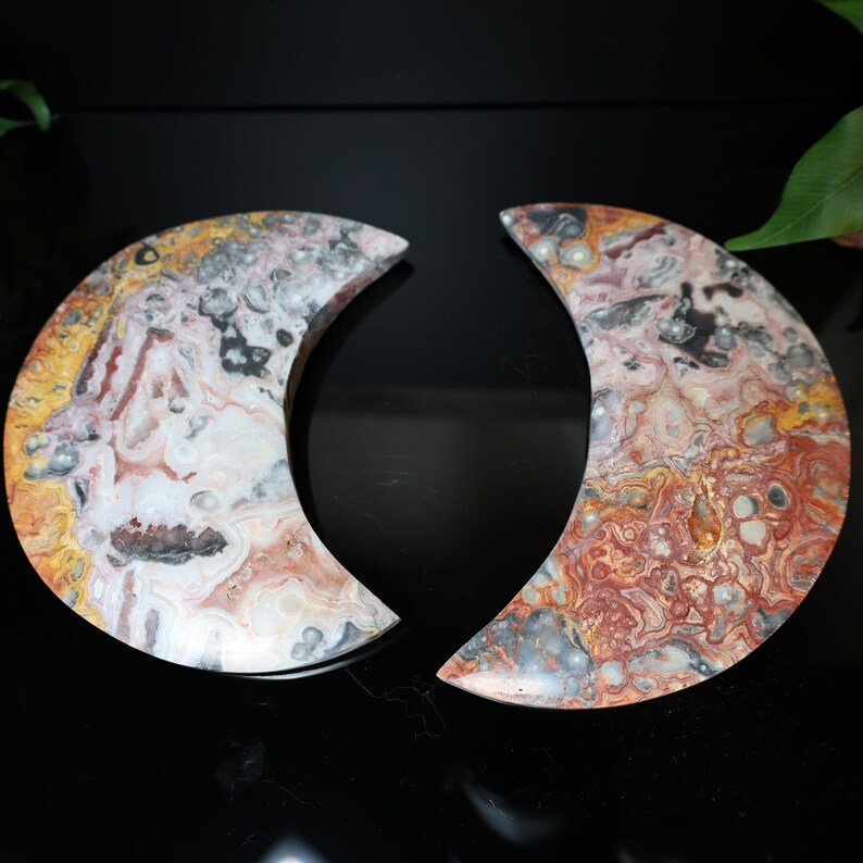 Puede incluir: Dos piedras en forma de media luna con superficie pulida. Las piedras muestran una mezcla de colores, incluyendo rojo, amarillo, blanco y gris, con patrones intrincados. El tema general es la decoraci&oacute;n de piedra natural.