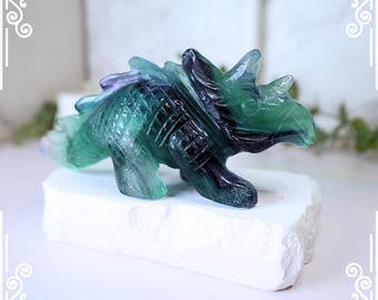 Fluoriet dinosaurus snijwerk: groene kristallen triceratops decoratie