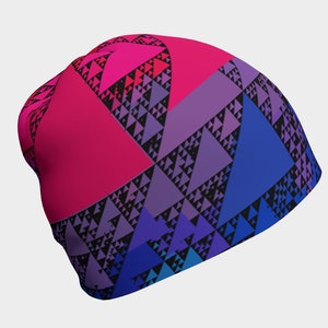 Peut inclure: Un bonnet avec un motif géométrique de triangles dans des tons de rose, violet et bleu. Les triangles sont disposés en un motif fractal, créant une impression de profondeur et de mouvement.