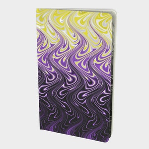 Peut inclure: Un carnet avec une couverture présentant un motif abstrait tourbillonnant dans des tons de jaune, de violet et de noir. Le motif ressemble à un design de marbre liquide.