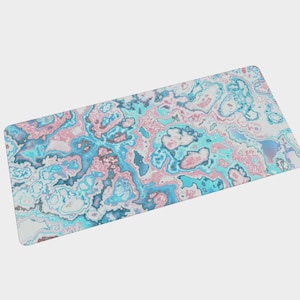 Peut inclure: Un tapis de bureau rectangulaire avec un motif marbré dans les tons de bleu, rose et blanc. Le design ressemble à une pierre d'agate abstraite. Le tapis a des coins arrondis et une surface lisse.