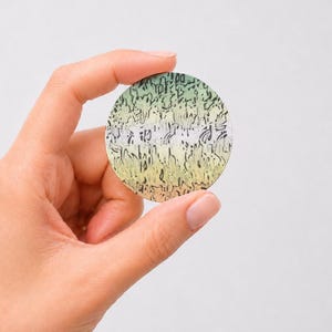 Peut inclure: Un disque circulaire présentant un dégradé de couleurs allant du vert pâle en haut au jaune doux en bas. La surface est recouverte d'un motif dense et complexe de fines lignes verticales sombres et irrégulières rappelant des textures organiques.