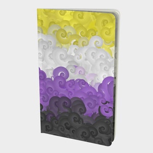 Peut inclure: Un carnet avec une couverture présentant un motif tourbillonnant en jaune, blanc, violet et noir. Les couleurs sont disposées en bandes horizontales, ressemblant au drapeau de la fierté non binaire.