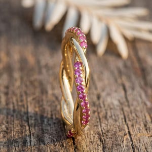 Verdrehter rosa Saphir-Ehering, goldener, gedrehter Infinity-Ewigkeitsring, zarter rosa Edelstein-Stapelring, Braut- und Jahrestagsgeschenk für Sie