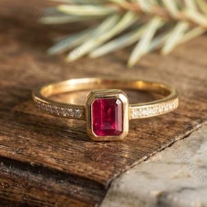 Anillo de compromiso de oro con rubí talla esmeralda engastado en bisel para mujer, anillo de gema roja estilo art déco, joyería de piedra natal de julio, regalo de aniversario único