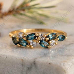 Anello con topazio blu di Londra a taglio marquise, anello a grappolo in oro 14 carati, regalo unico per anniversario per lei, anello con gemma color verde acqua ispirato alla natura, fascia delicata