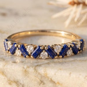Anillo de boda de lapislázuli, oro, diamantes, diseño de chevrón, anillo apilable, baguette curva, piedra azul, anillo de aniversario nupcial a juego, regalo para ella.