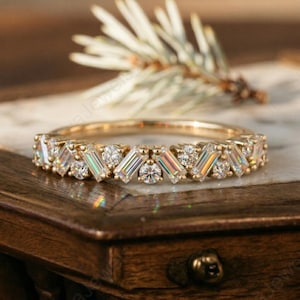 Może przedstawiać: Zestaw trzech ceramicznych kubków z nakrapianym, matowym wykończeniem. Kubki są w odcieniach kremowym, jasnoszarym i ciemnoszarym. Każdy kubek ma prosty, minimalistyczny design i zaokrąglony uchwyt.