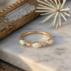 Anillo delicado de ópalo marquesa, alianza de boda de oro de 14 quilates con diamantes y ópalo, anillo minimalista apilable, joya de piedra natal de octubre, regalo de promesa para ella.