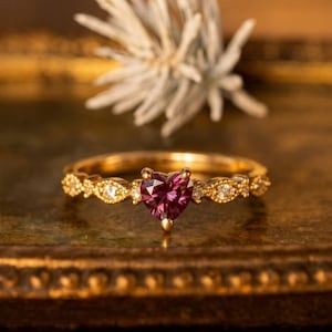 Anello di fidanzamento con cuore in rodolite e granato, anello vintage in oro con cuore e gemma viola, delicato anello Art Déco con rubino, anello di promessa, regalo per lei