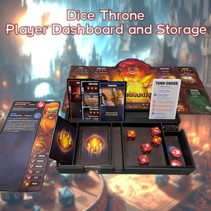 Pode incluir: Uma caixa de armazenamento de plástico preto para o jogo de tabuleiro Dice Throne. A caixa tem compartimentos para dados, cartas e fichas. A caixa está aberta e mostra o conteúdo, incluindo dados vermelhos, cartas com ilustrações de personagens e uma carta com o texto "Ordem de turno".