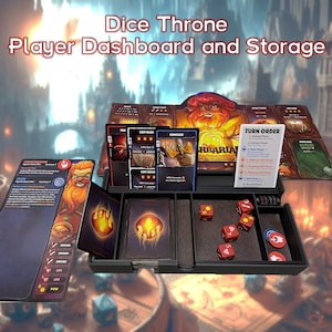 以下が含まれることがあります： Dice Throne ボードゲーム用の黒いプラスチック製収納ボックス。ボックスには、サイコロ、カード、トークンを入れるための仕切りがあります。ボックスが開いており、赤いサイコロ、キャラクターのイラストが描かれたカード、
