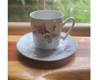 Juego de taza de té y platillo Regent China ~Floral (ROSAS), ribete dorado.