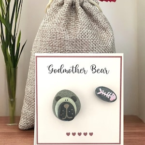 Ímã de pedra personalizado de urso madrinha pintado à mão com cartão de agradecimento de batismo. Lembrança de batizado e agradecimento aos padrinhos