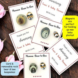 Regalos personalizados para baby shower para futuras mamás. Tarjeta de agradecimiento con imagen de mamá osa con abeja. La mamá osa pintada a mano es genial