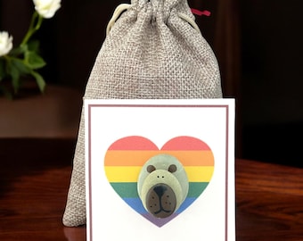 Tarjeta magnética de oso del Orgullo LGBTQ hecha a mano: recuerdo de corazón arcoíris