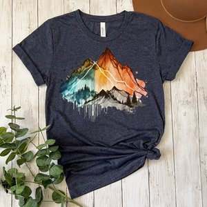 Abenteuer erwartet Shirt, Abenteuer Shirt, Camping Shirts, Berg TShirt, Wanderer TShirts, Naturliebhaber Shirt, Camping Geschenk, Urlaub Shirt