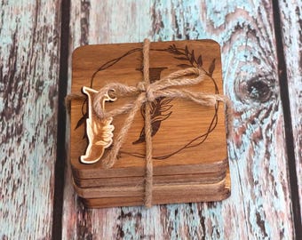 Posavasos de madera de acacia personalizados: Juego de posavasos con inicial grabada