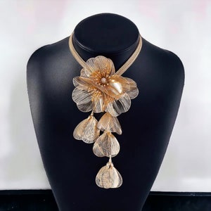 Exquisite Large Floral Statement Necklace - Golden or Silver Flower Pendant - Elegant Jewellery - Wedding, Bridal, Prom, Anniversary