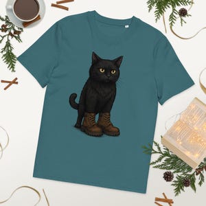 T-shirt unisex in cotone biologico Gatto nero con gli stivali – Design audace in stile cartone animato