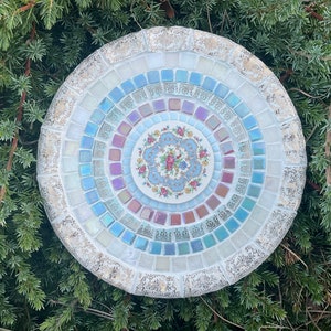 Mosaïque shabby chic en porcelaine brisée, bleus et roses