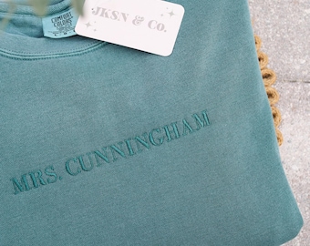Sudadera bordada personalizada: bordado delicado, regalo ideal, regalo para ella, regalo para la novia, bordado personalizado, camiseta bordada, viaje de chicas.