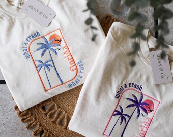 Puede incluir: Dos camisetas blancas con palmeras bordadas y el texto "what a crash Florida what a rush".