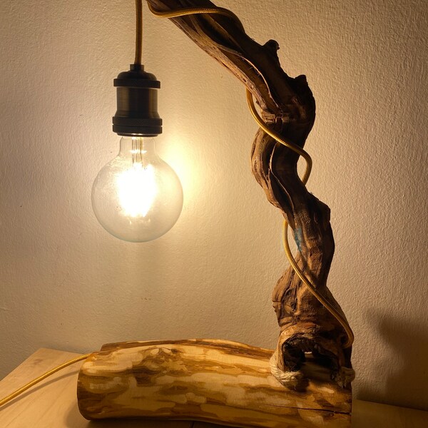 Lampe de table en bois unique