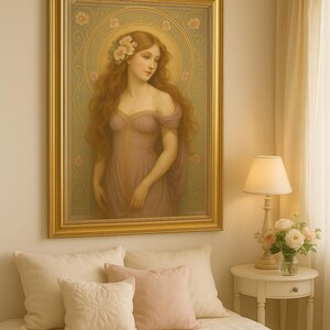 Könnte beinhalten: Ein gerahmtes Gemälde einer Frau mit langen roten Haaren, die ein violettes Kleid trägt. Das Gemälde ist in einem goldenen Rahmen und hat ein florales Design um die Frau herum.