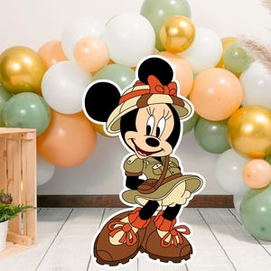 Könnte beinhalten: Eine Cartoon-Illustration einer weiblichen Maus, die einen Safarihut und ein Outfit trägt. Sie steht vor einem Hintergrund aus grünen, weißen und braunen Luftballons.