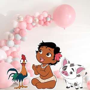 Puede incluir: Un arco de globos rosa y gris con una imagen de dibujos animados de un bebé Moana de la película de Disney Moana. El bebé Moana lleva una falda de hierba marrón y blanca y una flor en el pelo. Está rodeado de un gallo y un cerdo.