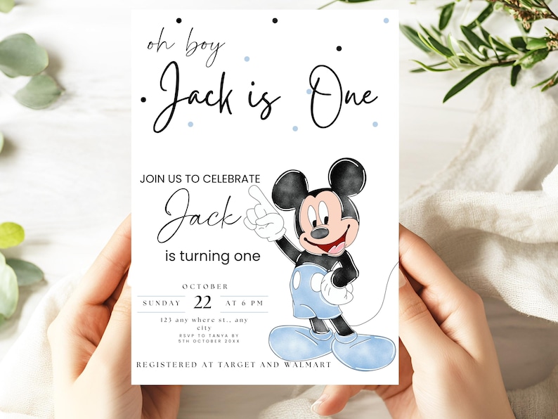 以下が含まれることがあります： ミッキーマウスが描かれた誕生日招待状。「oh boy Jack is One」と書かれており、「Jack is turning one」というテキストと日付と時間が含まれています。招待状はTargetとWalmartに登録されています。