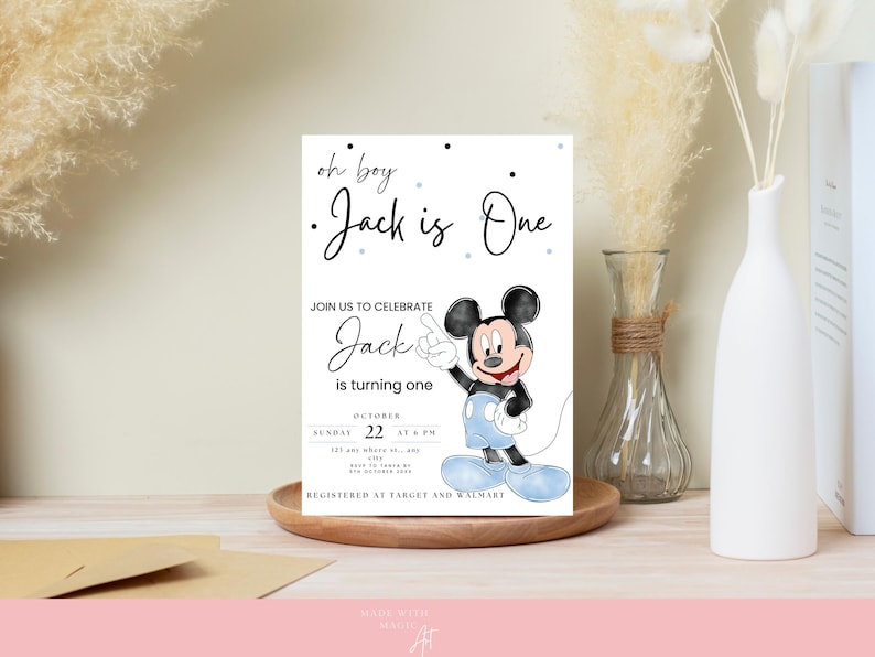 以下が含まれることがあります： ミッキーマウスの誕生日招待状。「oh boy, Jack is One」と書かれ、お祝いの詳細が記載されています。デザインには、青、黒、白の漫画ミッキーマウスのイラストが白い背景に描かれています。