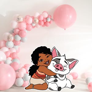 Può includere: Un'illustrazione di un cartone animato di una ragazza con i capelli castani e un vestito rosso e arancione che abbraccia un maiale bianco con le orecchie rosa e un naso rosa. L'illustrazione è davanti a un arco di palloncini rosa e grigi.