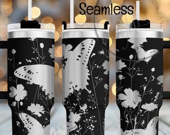 Op de afbeelding: Een zwart-witte roestvrijstalen tumbler met een vlinder- en bloemenontwerp. De tumbler heeft een deksel en een rietje. De tekst "Seamless" is zichtbaar op de afbeelding.