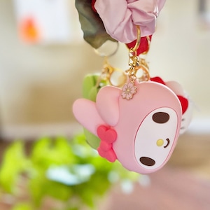 Llavero monedero My Melody de Sanrio con coletero y dije de flor de Sakura: una linda idea de regalo kawaii japonesa para chica, amiga o mejor amiga.