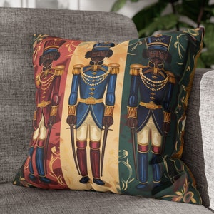 Puede incluir: Una almohada decorativa con un diseño colorido que presenta tres soldados de juguete con uniformes militares. Los soldados están representados con uniformes rojos, azules y verdes con detalles dorados. El fondo es un diseño estampado con motivos florales.