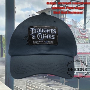 Könnte beinhalten: Eine dunkelblaue Baseballkappe mit einem schwarz-weißen Patch, auf dem "Thoughts & Chairs August 5th 2023" steht. Die Kappe hat weiße Nähte und ein schwarzes Schild.