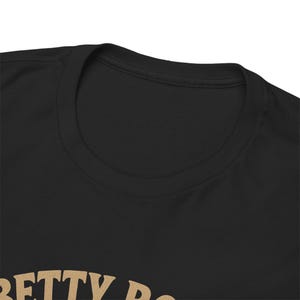 Camiseta negra con estampado floral de Betty Boop: Camiseta unisex con estampado retro. imagen 8