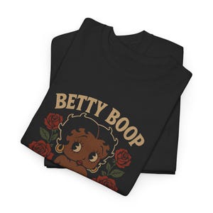 Camiseta negra con estampado floral de Betty Boop: Camiseta unisex con estampado retro. imagen 4