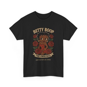 Camiseta negra con estampado floral de Betty Boop: Camiseta unisex con estampado retro. imagen 5