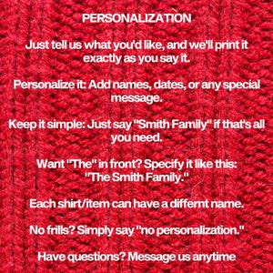 Puede incluir: Tejido de punto rojo con texto blanco que explica c&oacute;mo personalizar un producto. El texto dice "Personalizaci&oacute;n" e incluye instrucciones sobre c&oacute;mo agregar nombres, fechas o mensajes. Tambi&eacute;n dice "Mant&eacute;ngalo simple: Simplemente diga "Smith Family" si eso es todo lo que necesita."