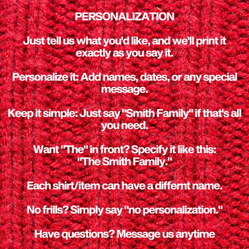 Puede incluir: Tejido de punto rojo con texto blanco que explica c&oacute;mo personalizar un producto. El texto dice "Personalizaci&oacute;n" e incluye instrucciones sobre c&oacute;mo agregar nombres, fechas o mensajes. Tambi&eacute;n dice "Mant&eacute;ngalo simple: Simplemente diga "Smith Family" si eso es todo lo que necesita."