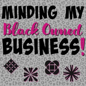 K&ouml;nnte beinhalten: Ein graues und schwarzes Grafikdesign mit dem Text "Minding My Black Owned Business!" in fetten schwarzen Buchstaben, wobei das Wort "Black" in Pink gehalten ist. Der Hintergrund ist ein grauer Leopardenprint.